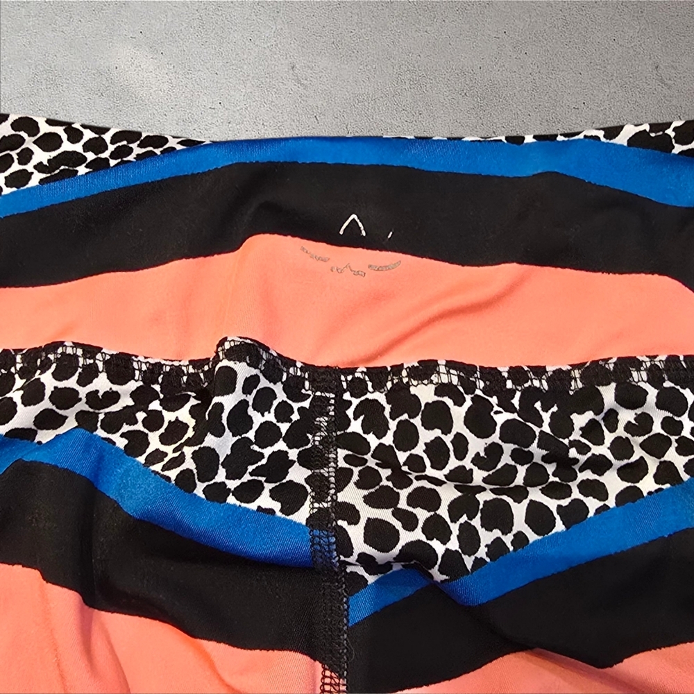 Beyond Yoga Multi-Color Cropped Leggings Size Small - Picture 3 of 8